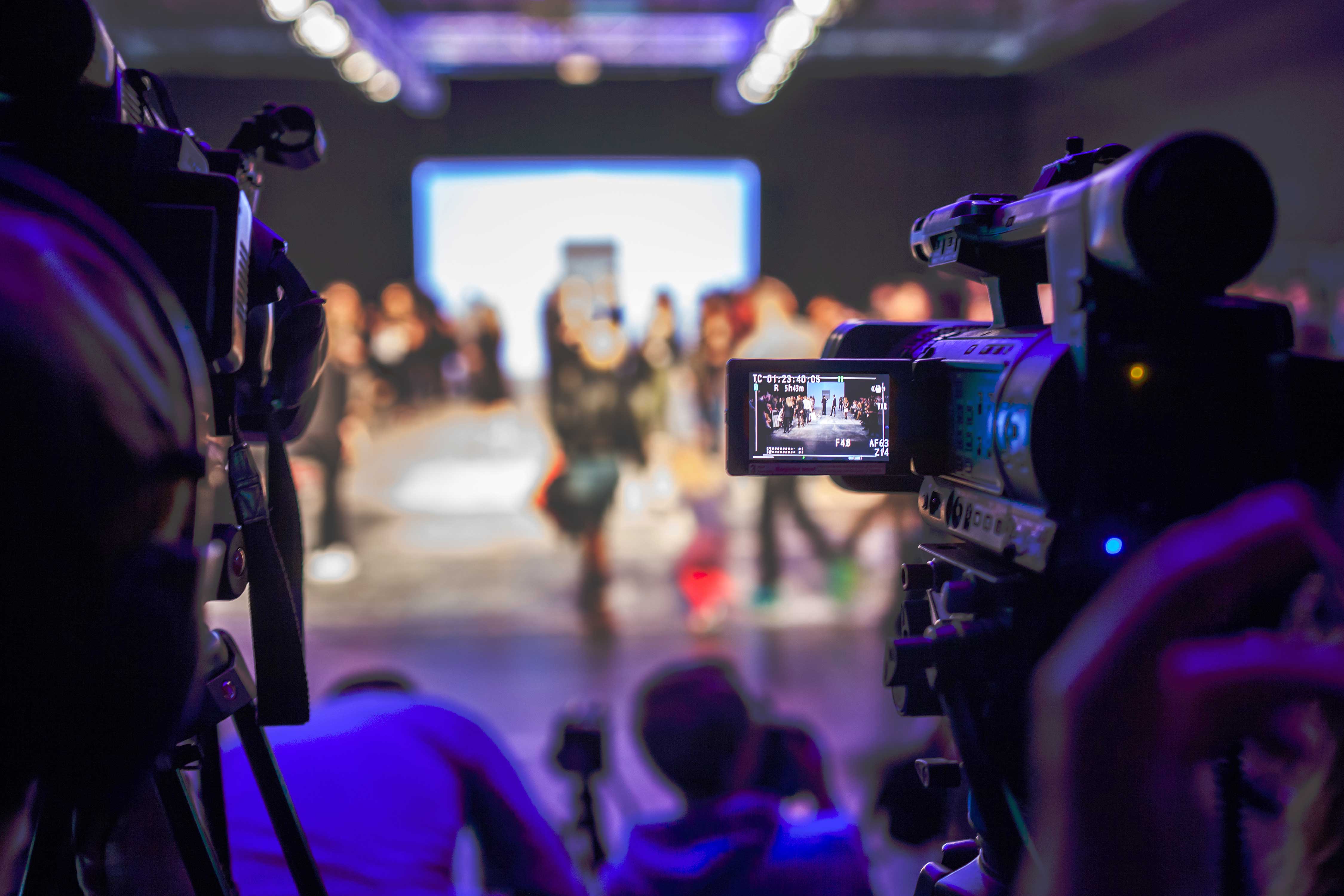 Een knallend eindejaarsevent; live of remote? Event Rental regelt het!