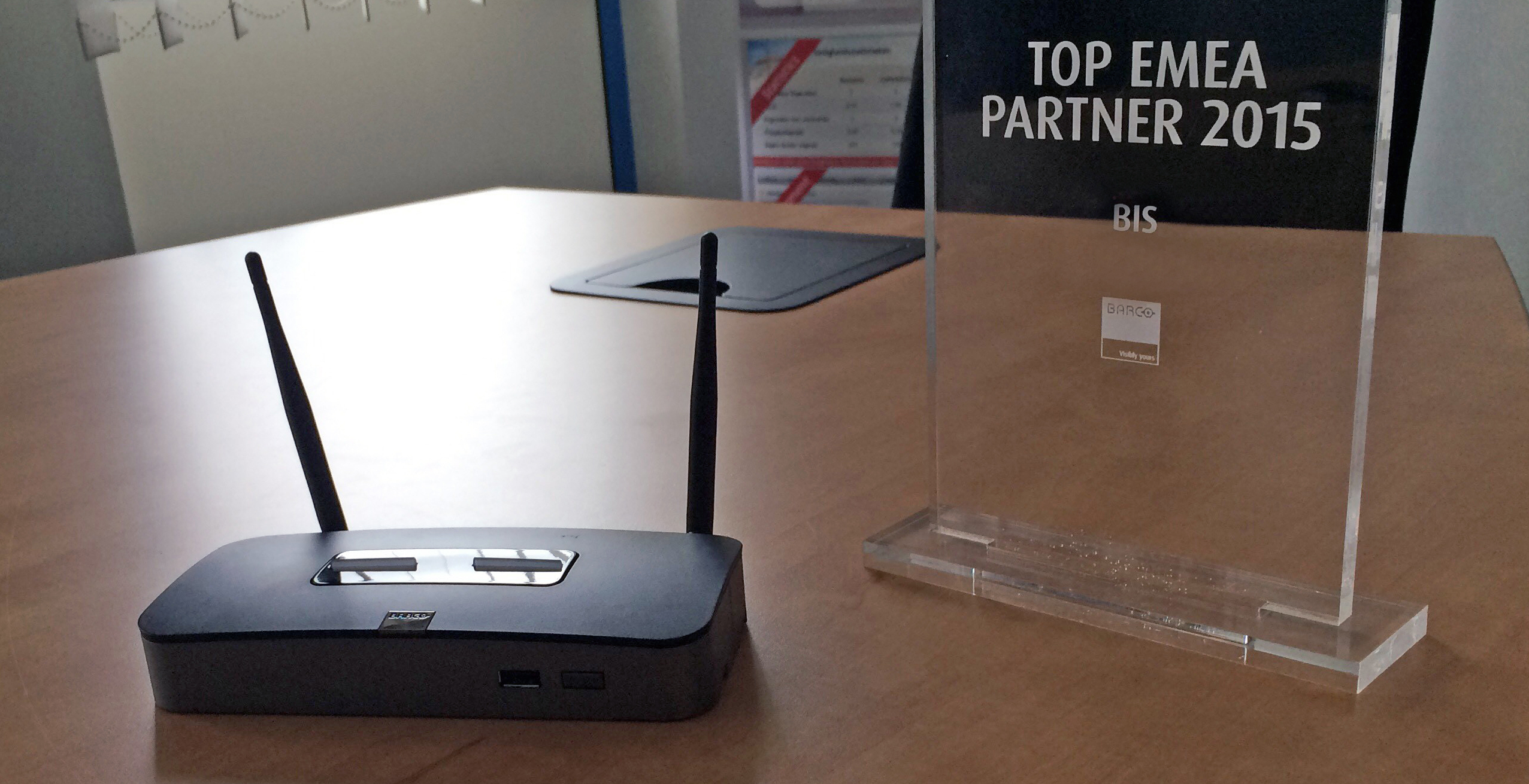 BIS ontvangt Barco's EMEA Partner Award