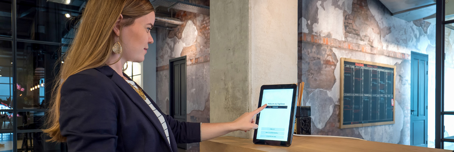 Efficiëntie en Veiligheid: De Voordelen van Digitale Bezoekersregistratie 