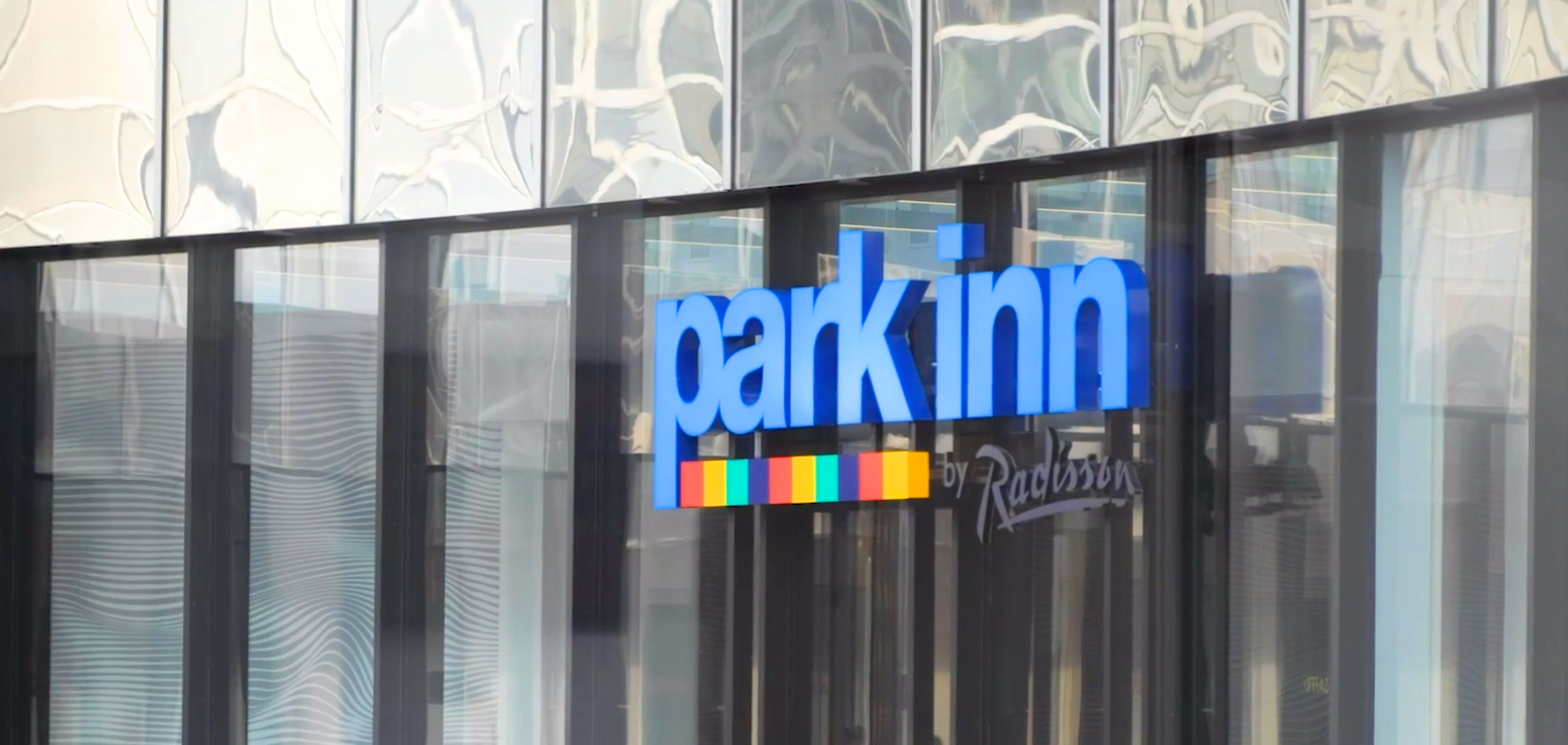 Gasten van Park Inn hotel profiteren van krachtige vergaderfaciliteiten (video)